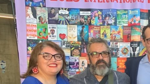El profesor Armando Vázquez-Ramos aparece al centro sosteniendo el reconocimiento.