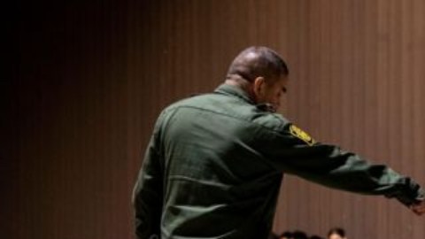 EE.UU. busca disuadir los cruces de indocumentados con una nueva sección de valla fronteriza.