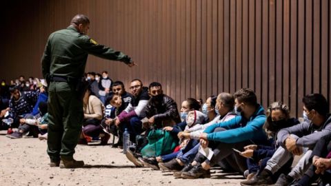 EE.UU. busca disuadir los cruces de indocumentados con una nueva sección de valla fronteriza.