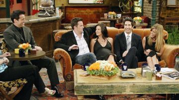 Actores de "Friends" en el set de televisión.