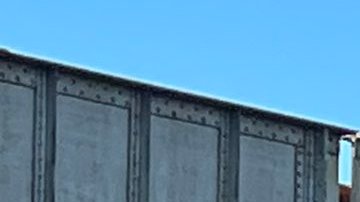 Tren de carbón se descarriló de un puente en Colorado y mató al conductor de un camión