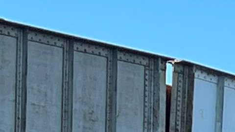 Tren de carbón se descarriló de un puente en Colorado y mató al conductor de un camión