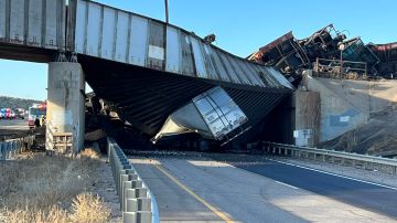 Tren de carbón se descarriló de un puente en Colorado y mató al conductor de un camión