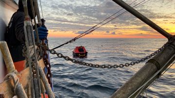 Encuentran a marinero desaparecido en una balsa salvavidas cerca de la costa de Washington