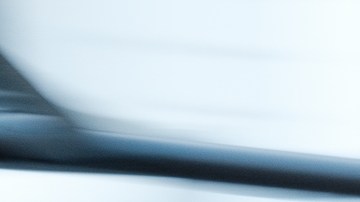 Felix Aranda carga una mesa durante un trabajo en el condado de Orange.