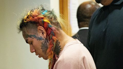 Tekashi 6ix9ine llegando a su lectura de cargos por cargos de agresión en el Tribunal Penal del Condado # 1 en el Palacio de Justicia del Condado de Harris el 22 de agosto de 2018 en Houston, Texas.