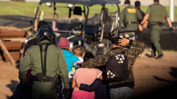 Miles de inmigrantes arriban a la frontera sur de EE.UU.