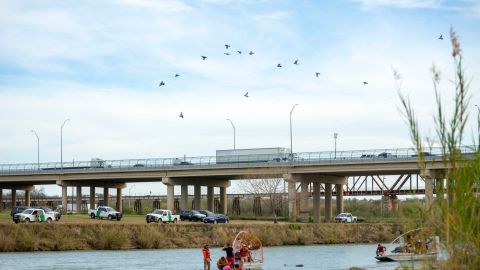 Reanudan revisión fronteriza de vehículos de carga entre Eagle Pass y Piedras Negras