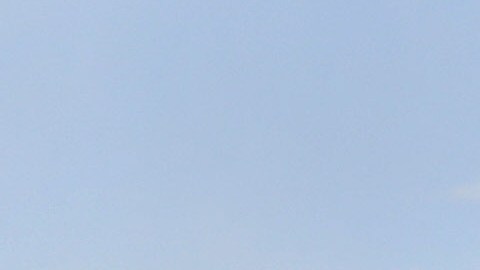 Inmigrantes cruzan por un espacio en la valla fronteriza después de cruzar el Río Grande en El Paso.