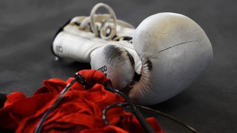 Guantes de boxeo como referencia.