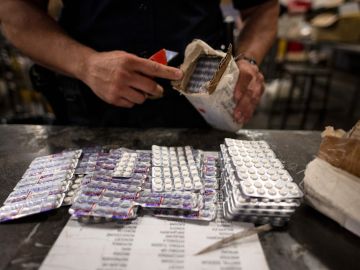 Incautan más de 70.000 pastillas de fentanilo en operativo contra banda de narcotráfico en California