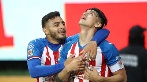 Alan Pulido y Alexis Vega en las Chivas de Guadalajara.