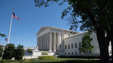 Los latinos apoyan reformas que refuercen el control  de la Corte Suprema.