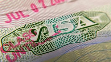 La ilustración muestra un sello de visa en un pasaporte extranjero.