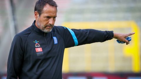 John Van't Schip venía de dirigir a la selección de Grecia en el 2019 y el 2021.