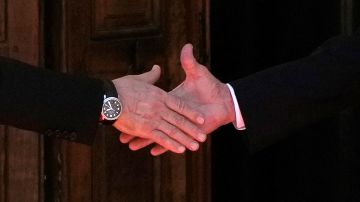 TOPSHOT - Russian President Vladimir Putin (L) shakes hands with US President Joe Biden during their meeting at the 'Villa la Grange' in Geneva on June 16, 2021. (Photo by Alexander Zemlianichenko / POOL / AFP) (Photo by ALEXANDER ZEMLIANICHENKO/POOL/AFP via Getty Images)