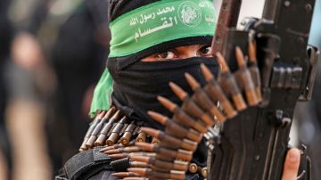 Un miembro ala militar de Hamas participa en un desfile en la ciudad de Gaza el 14 de noviembre de 2021.
