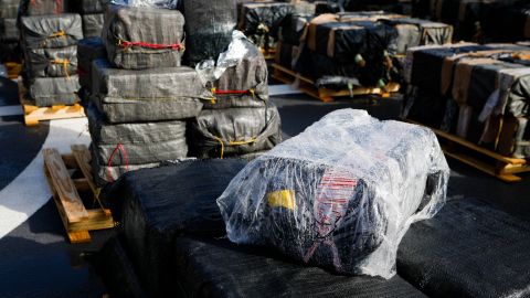 Encuentran 67 libras de cocaína flotando en una playa de la costa este de Florida