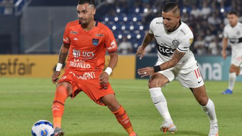 Patricio Arce (izquierda) deberá pagar más de 10,000 dólares