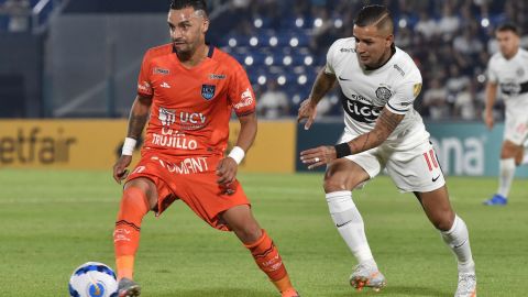 Patricio Arce (izquierda) deberá pagar más de 10,000 dólares