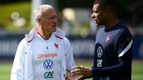 Didier Deschamps junto a Kylian Mbappé durante una concentración de la selección de Francia.