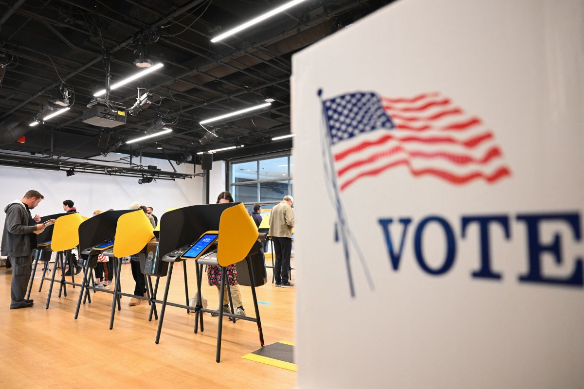 People cast ballots on electronic voting machines for the midterm election during early voting ahead of Election Day inside a vote center at the Hammer Museum in Los Angeles, California on November 7, 2022. (Photo by Patrick T. FALLON / AFP) (Photo by PATRICK T. FALLON/AFP via Getty Images)