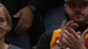 Scottie Pippen Jr. con los colores de los Lakers es bloqueado por Udoka Azubuike de los Utah Jazz.