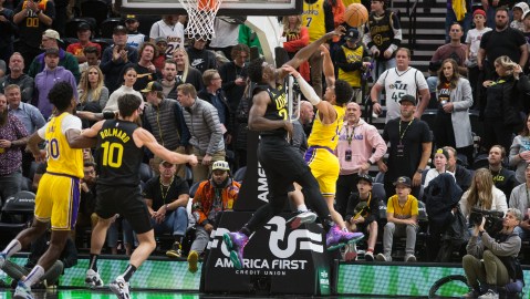 Scottie Pippen Jr. con los colores de los Lakers es bloqueado por Udoka Azubuike de los Utah Jazz.