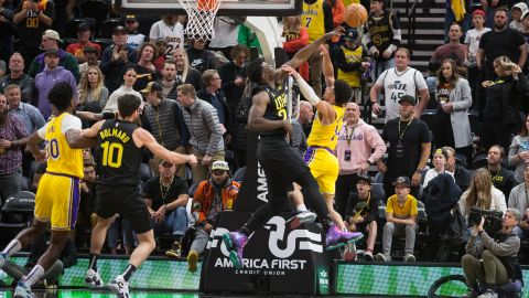 Scottie Pippen Jr. con los colores de los Lakers es bloqueado por Udoka Azubuike de los Utah Jazz.