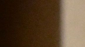 Un empleado recorre el enorme Centro de procesamiento y distribución de USPS de Los Ángeles en vísperas de Navidades.