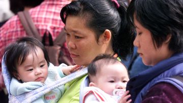 Hong Kong pagará más de 2,000 dólares a padres por tener un bebé ante la baja fertilidad
