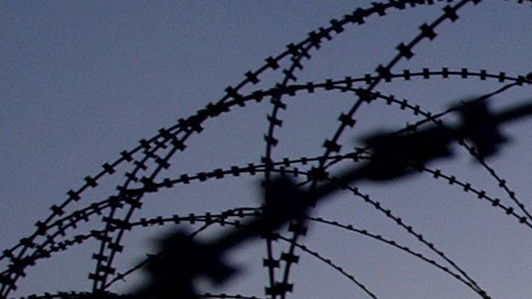 Texas ahora instala alambre con navajas punzocortantes a lo largo de frontera con Nuevo México