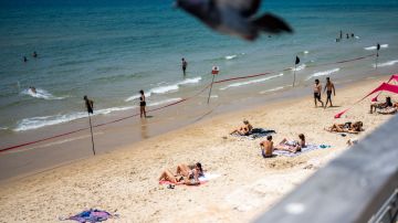 VIDEO: Difunden momento en que alarma de guerra sorprende a turistas en playas de Tel Aviv, en Israel