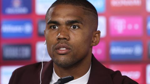 Douglas Costa en conferencia de prensa en su etapa con el Bayern Múnich.