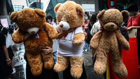 BANGKOK, THAILAND - NOVEMBER 21: Students hold teddy bears as they gather for a protest in the Siam area on November 21, 2020 in Bangkok, Thailand. Pro-democracy protesters kept up the pressure on the Thai government with a protest organised by students on Saturday after tensions flared between demonstrators and police earlier in the week. (Photo by Sirachai Arunrugstichai/Getty Images)