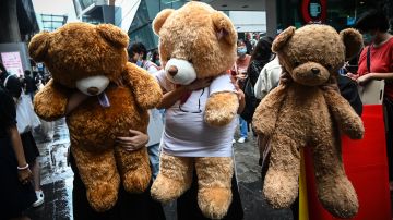 BANGKOK, THAILAND - NOVEMBER 21: Students hold teddy bears as they gather for a protest in the Siam area on November 21, 2020 in Bangkok, Thailand. Pro-democracy protesters kept up the pressure on the Thai government with a protest organised by students on Saturday after tensions flared between demonstrators and police earlier in the week. (Photo by Sirachai Arunrugstichai/Getty Images)