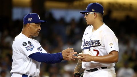 Julio Urías (i) en un partido de los Dodgers con el manager del equipo Dave Roberts (d).