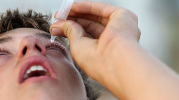 FDA advierte a consumidores sobre el uso de 26 marcas de gotas para los ojos debido al riesgo de infección