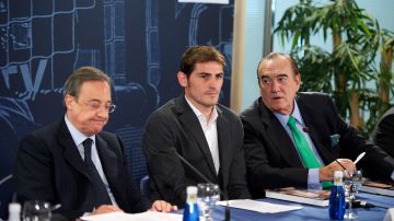 Fernando Fernández-Tapias (d) junto a Iker Casillas (c) y Florentino Pérez (i) en el 2011.