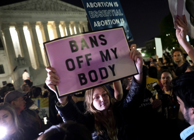 Decisiones conservadoras de la Corte Suprema, como la de eliminar la protección federal del derecho al aborto, influyen en la pérdida de confianza en el poder judicial.