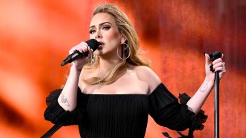 Adele detuvo su concierto para rendir un emotivo homenaje a Matthew Perry.