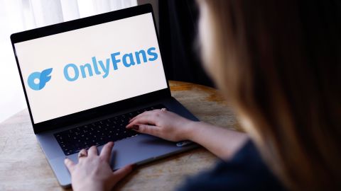 Suspenden a profesora de secundaria de Missouri que abrió una cuenta de Onlyfans para obtener ingresos extra