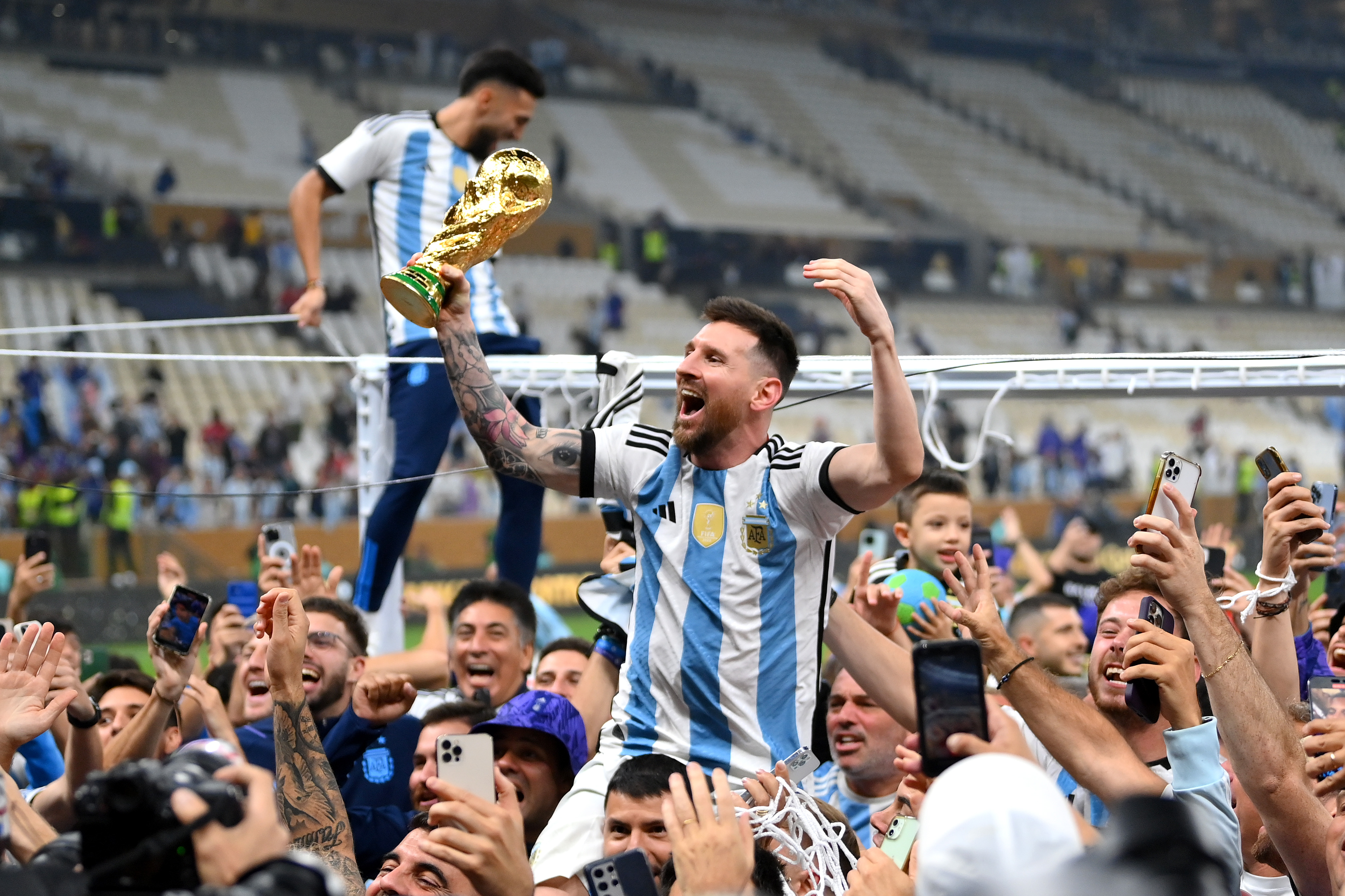 Lionel Messi levantando la Copa del Mundo en Qatar 2022.