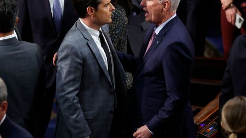 Congresista Matt Gaetz busca deponer a Kevin McCarthy por trabajar con demócratas para evitar el cierre del Gobierno