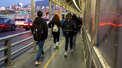 Unos 7,000 estudiantes cruzan la frontera entre San Diego y Tijuana cada día.