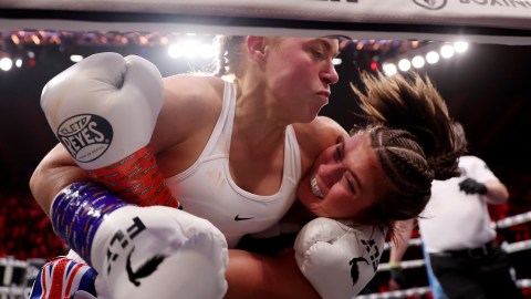 Elle Brooke en combate de boxeo contra Faith Ordway.