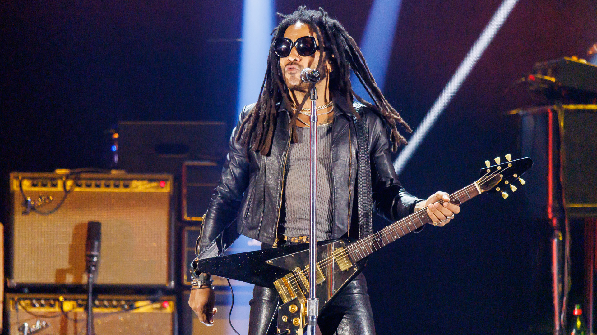 Lenny Kravitz returns with new single and provocative video - Trending News