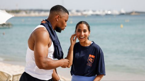 Diana Flores junto a Saquon Barkley, de los New York Giants, durante un evento de "flag football".