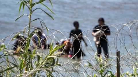 Texas demanda al Gobierno de Biden por cortar alambre de púas en la frontera con México.