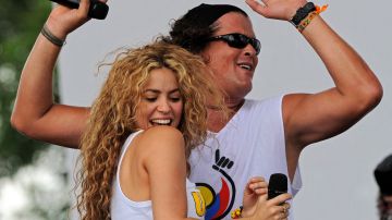 Carlos Vives y Shakira en un concierto por Colombia en 2008.